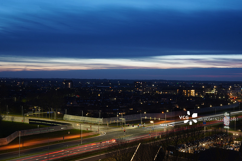 夜间荷兰霍夫多普的交通与房屋，长时间曝光图片素材