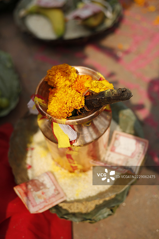 在尼泊尔加德满都的布丹尼尔坎塔寺，祭司和朝圣者为布拉特班达仪式（也称为乌帕那亚那）准备的五彩缤纷的供品。图片素材