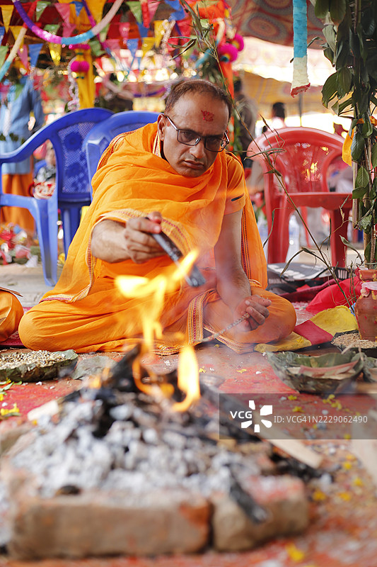 在尼泊尔加德满都的布丹尼尔坎塔寺，僧侣和朝圣者为布拉特班达仪式（也称为乌帕那亚那）进行仪式。图片素材