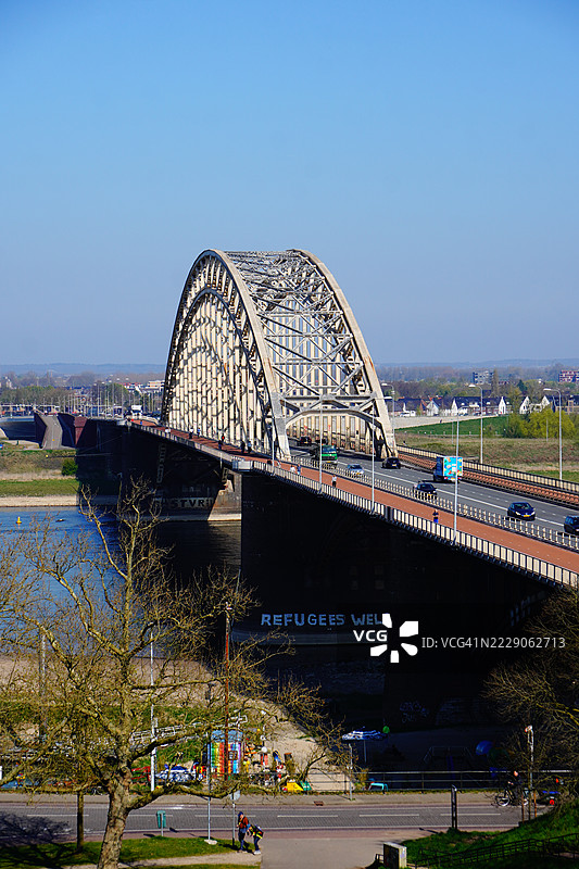 阳光下的瓦尔桥交通，尼梅根，荷兰图片素材