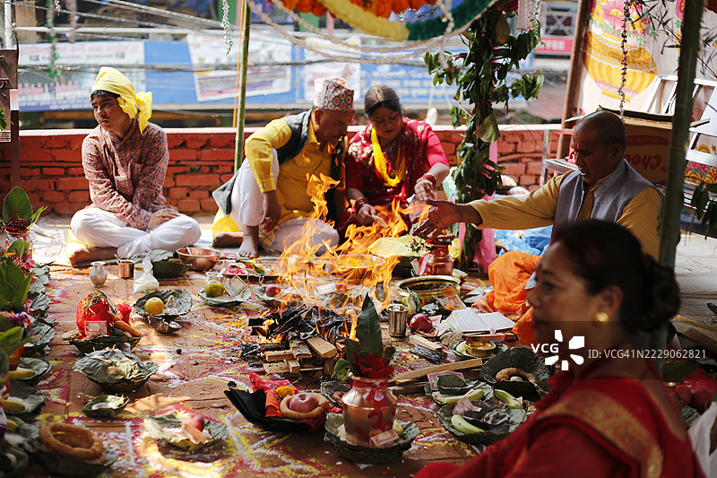 尼泊尔加德满都布达尼尔坎塔神庙的僧侣和朝圣者正在为称为“Upanayana”的“Bratabandha”仪式进行祈祷。图片素材
