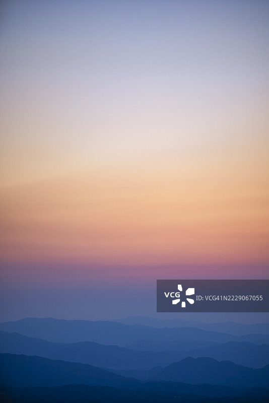 高地宁静的傍晚景色图片素材