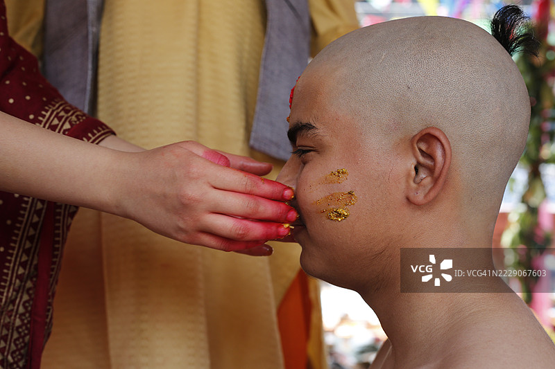 尼泊尔加德满都布达尼尔坎塔寺的僧侣和朝圣者正在进行称为“Upanayana”的“Bratabandha”仪式。图片素材