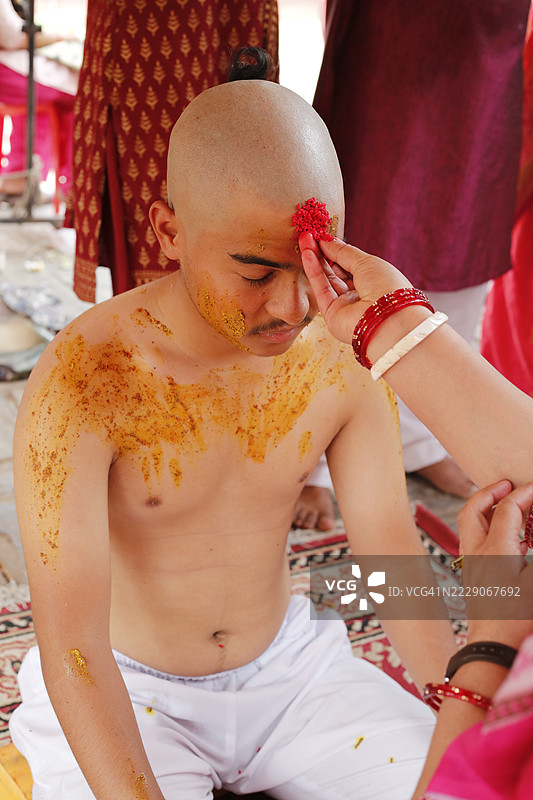 僧侣和朝圣者在尼泊尔加德满都的布丹尼尔坎塔寺进行布拉塔班达仪式，也称为优帕纳亚那仪式。图片素材