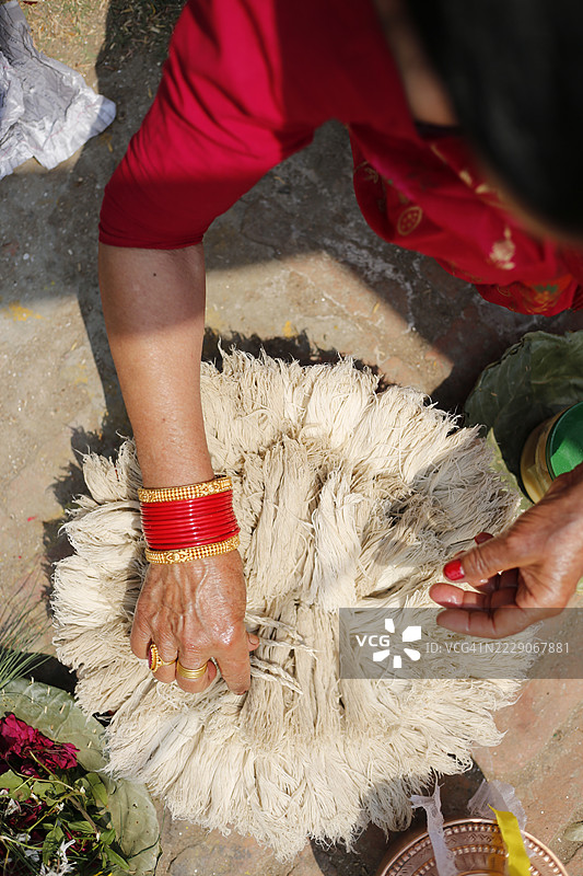 在尼泊尔加德满都的布丹尼尔坎塔寺，祭司和朝圣者为布拉塔班达仪式（也称为乌帕那亚那）准备的五彩缤纷的供品。图片素材