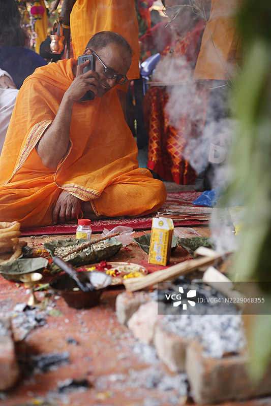 僧侣和朝圣者在尼泊尔加德满都的布丹尼尔坎塔寺进行布拉塔班达仪式，也称为乌帕那亚那仪式。图片素材