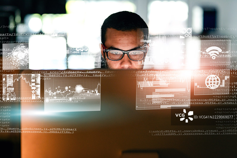 专注的程序员在虚拟界面和分析显示器上工作图片素材