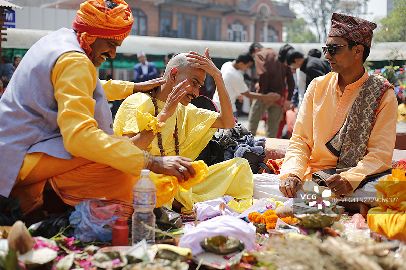 在尼泊尔加德满都的布达纳尔坎塔寺，僧侣和朝圣者正在为称为“Upanayana”的“Bratabandha”仪式进行祈祷。图片素材