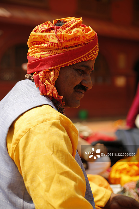 僧侣和朝圣者在尼泊尔加德满都的布丹尼尔坎塔寺进行布拉塔班达仪式，也称为乌帕纳亚那仪式。图片素材
