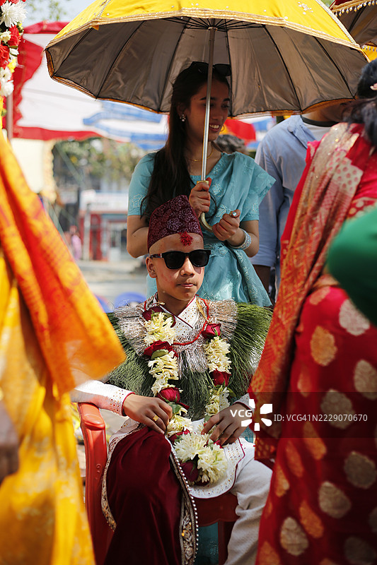 一位朝圣者在尼泊尔加德满都的布达尼尔坎塔寺进行布拉塔班达仪式（也称为乌帕那亚那）时坐着。图片素材