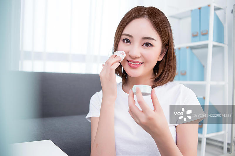 年轻女性在化妆图片素材