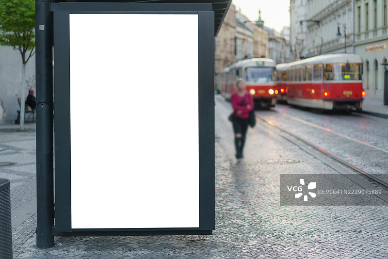 历史电车线路旁的空白城市广告牌图片素材