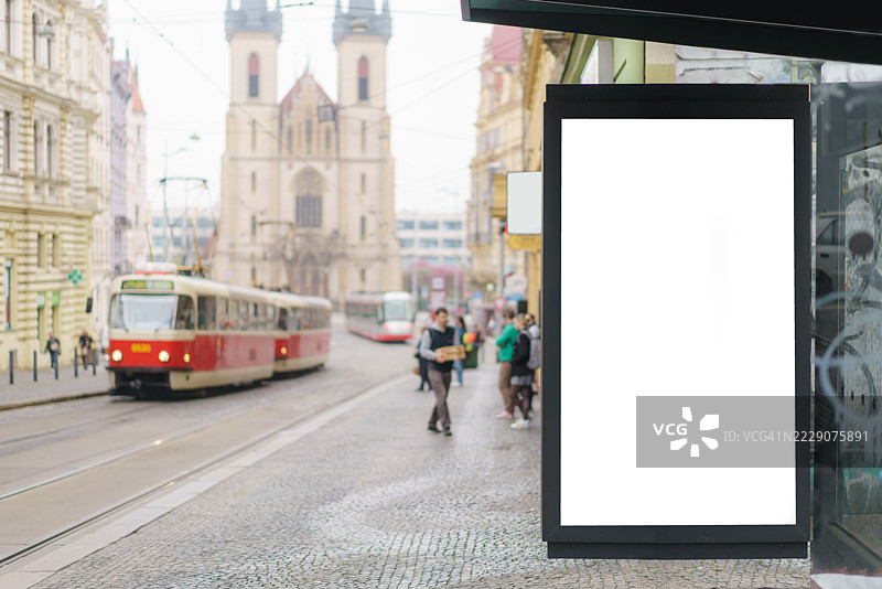 历史电车线路旁的空白城市广告牌图片素材