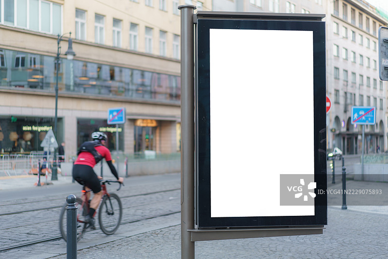 鹅卵石路旁的空白街灯广告牌图片素材