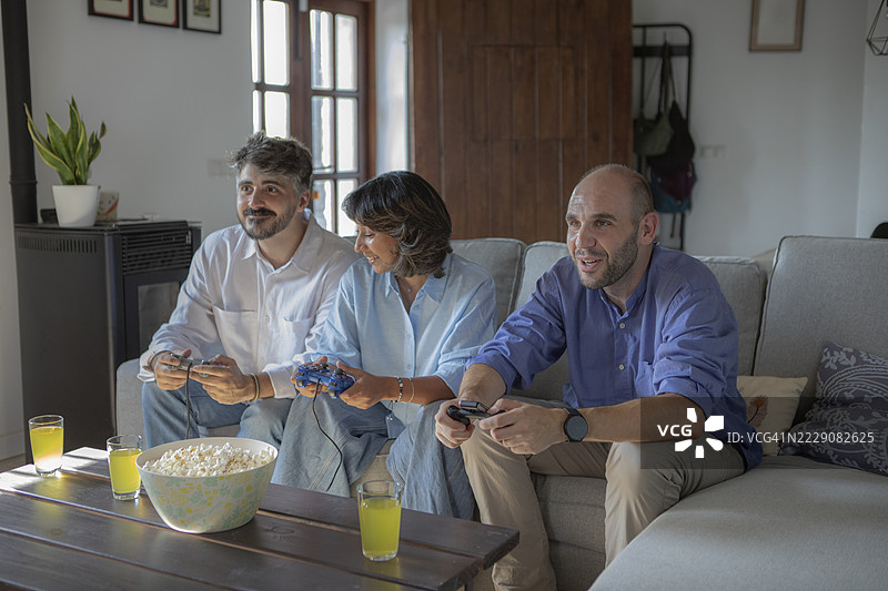 朋友们在家享受游戏之夜图片素材