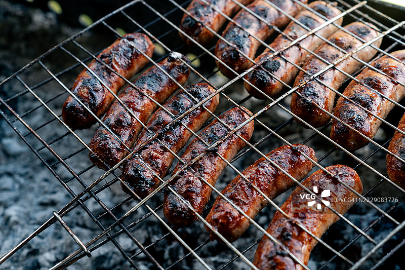 烧烤架上热炭上烤制的香肠特写俯视图图片素材