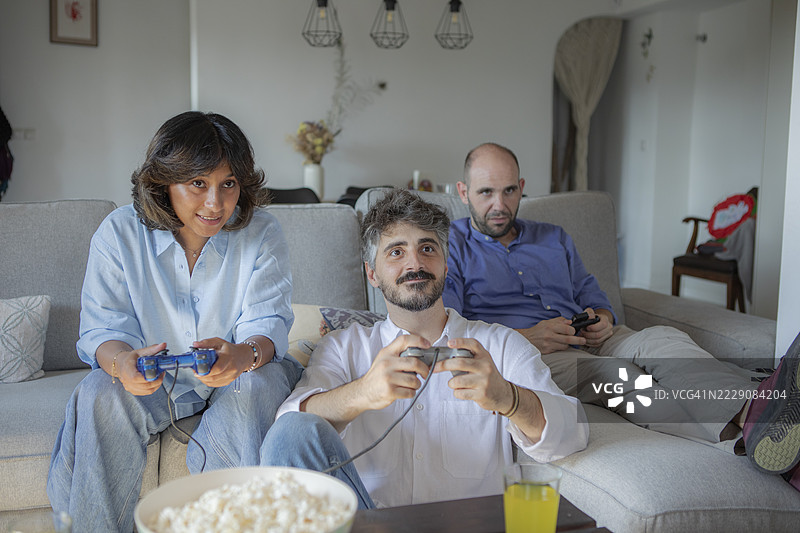 朋友们在家享受游戏之夜图片素材