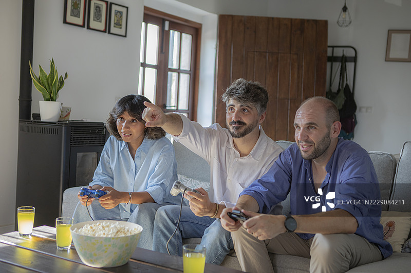 朋友们在家享受游戏之夜图片素材