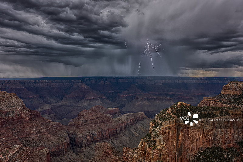 雷暴和闪电逼近大峡谷南缘，从亚利桑那州北缘的皇家岬角观赏。图片素材
