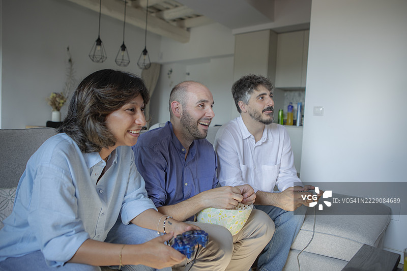 朋友们在家享受游戏之夜图片素材