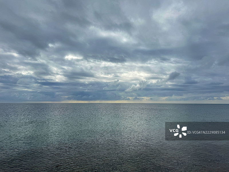 夏日早晨，丹麦尤兰半岛萨姆瑟的诺德比，卡特加特海上空的灰色云朵图片素材