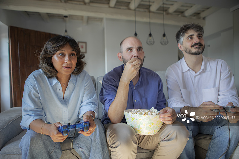 朋友们在家享受游戏之夜图片素材