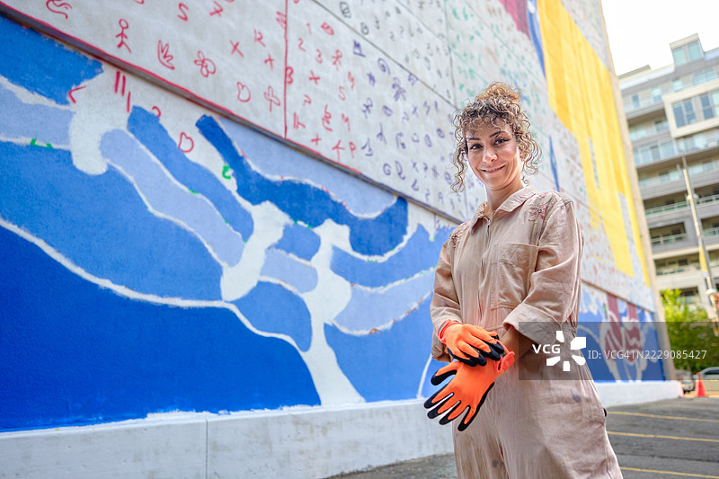 中年伊朗女性艺术家准备绘制大型壁画图片素材