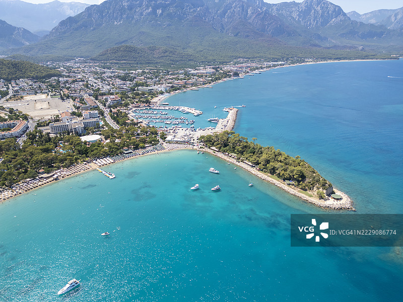 土耳其安塔利亚凯梅尔的海滩和酒店的鸟瞰图。图片素材