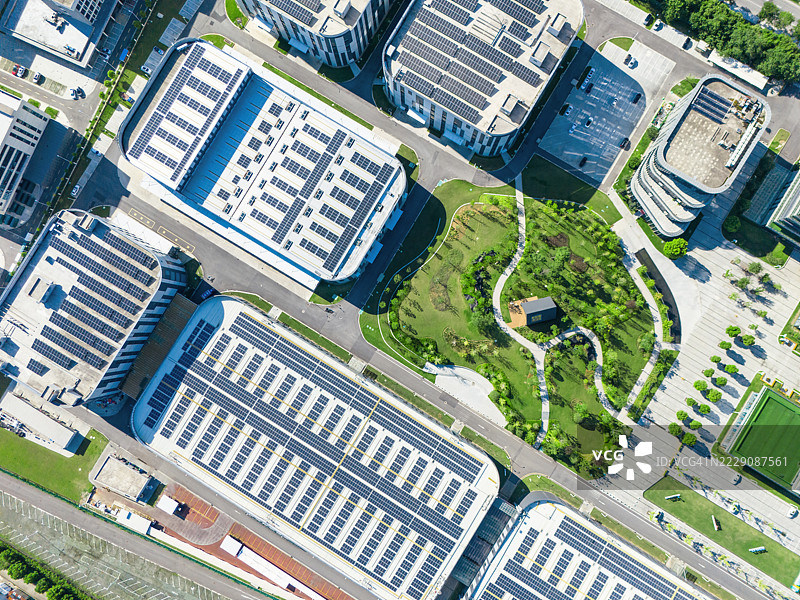 现代建筑的鸟瞰图，屋顶安装了太阳能发电设备图片素材