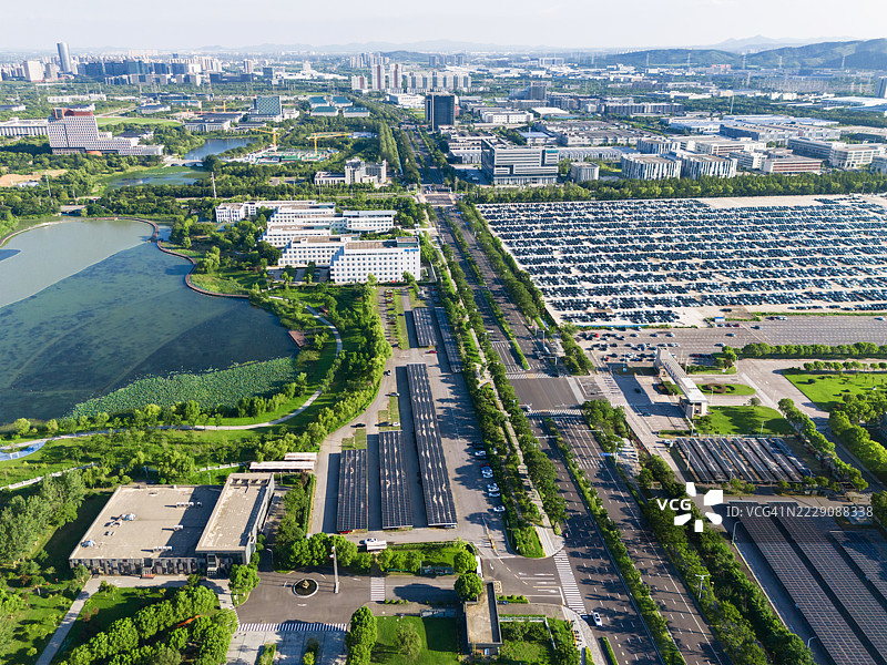 现代建筑的鸟瞰图，屋顶安装了太阳能发电设备图片素材