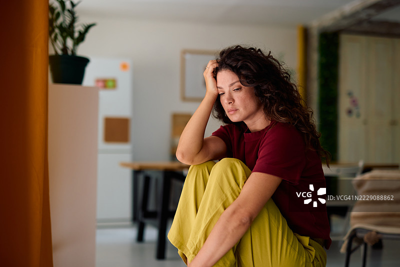 年轻女性在家中感到悲伤和孤独图片素材