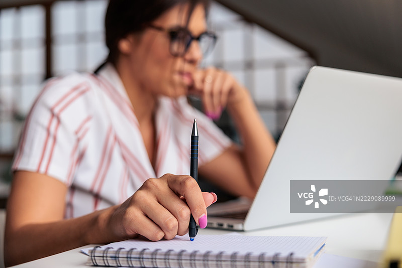 沮丧的员工在工作图片素材