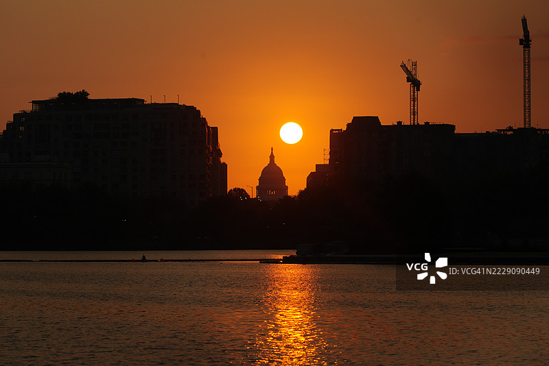 野火烟雾中的美国国会大厦日出 (2)图片素材