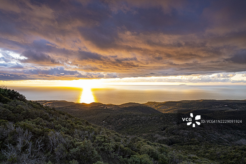 托斯卡纳，来自蒙特佩拉托的海上日落景观图片素材