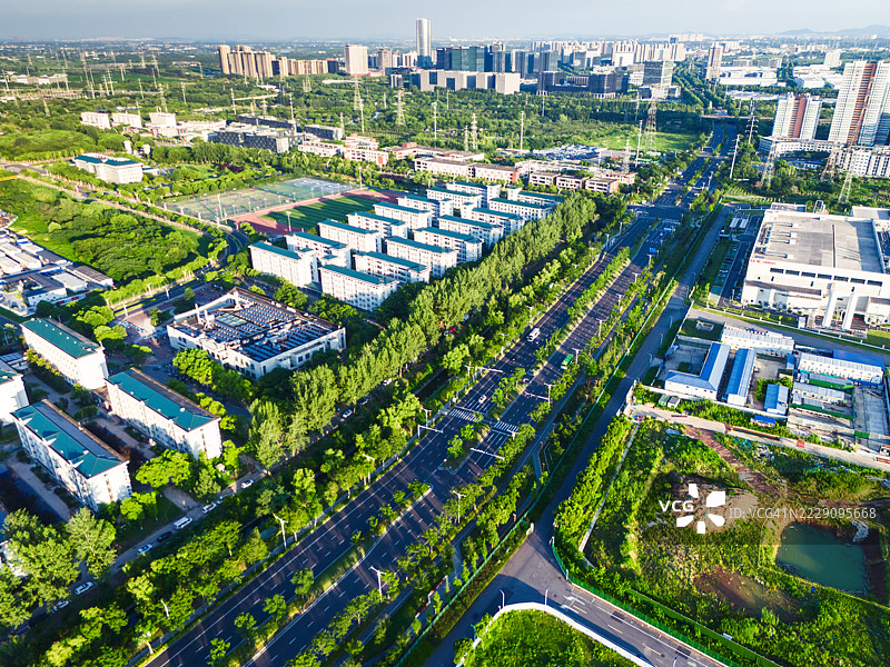 鸟瞰图展示了蓝天白云下的城市建筑景观图片素材