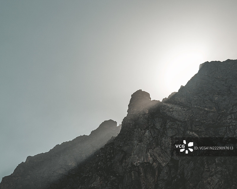 法国波城清澈天空下的山脉美景图片素材