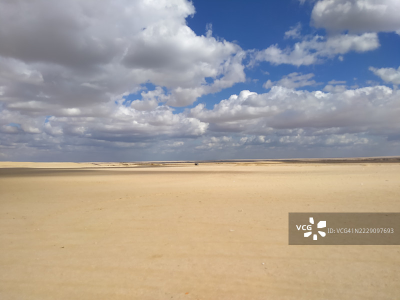 沙漠与天空的美丽景色，阿尔法尤姆省沙漠，法尤姆省，埃及图片素材