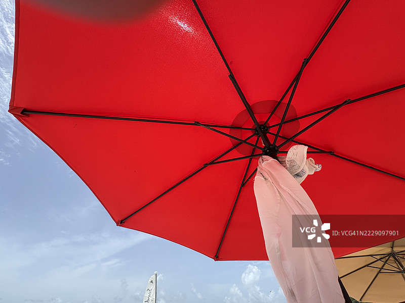 从低角度看红色雨伞和沙龙，安提瓜和巴布达图片素材