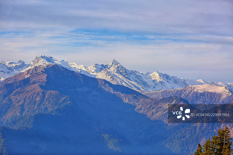 从巴基斯坦阿博塔巴德的马沙克普里俯瞰雪山喜马拉雅山脉的美丽景色图片素材