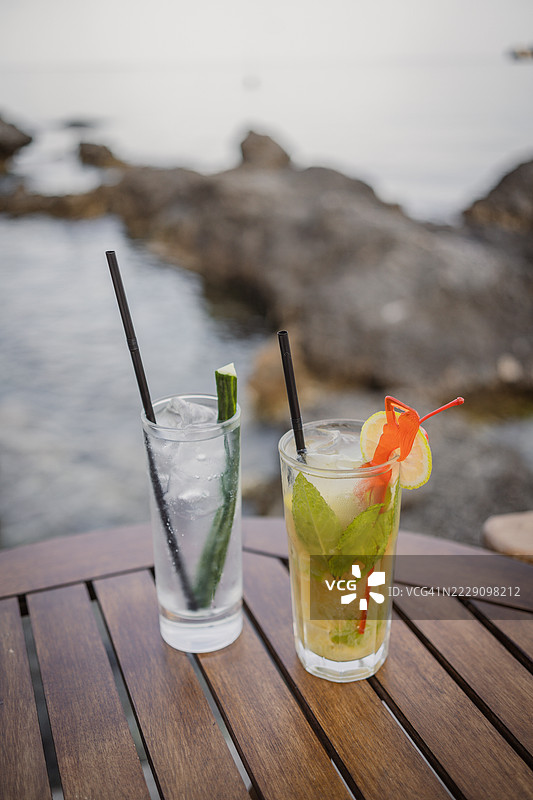 希腊克里特岛卢特罗海边桌上的饮品特写图片素材