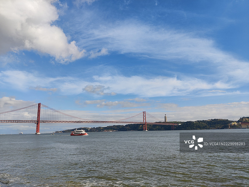 葡萄牙里斯本，河上悬索桥的景观图片素材