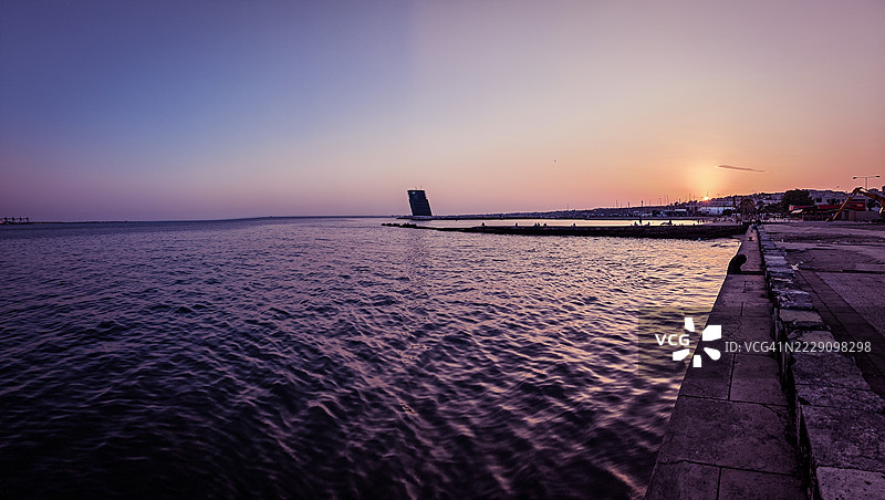 葡萄牙里斯本日落时分的海景图片素材