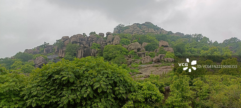 树木和山脉在天空下的全景，马霍巴，北方邦，印度图片素材