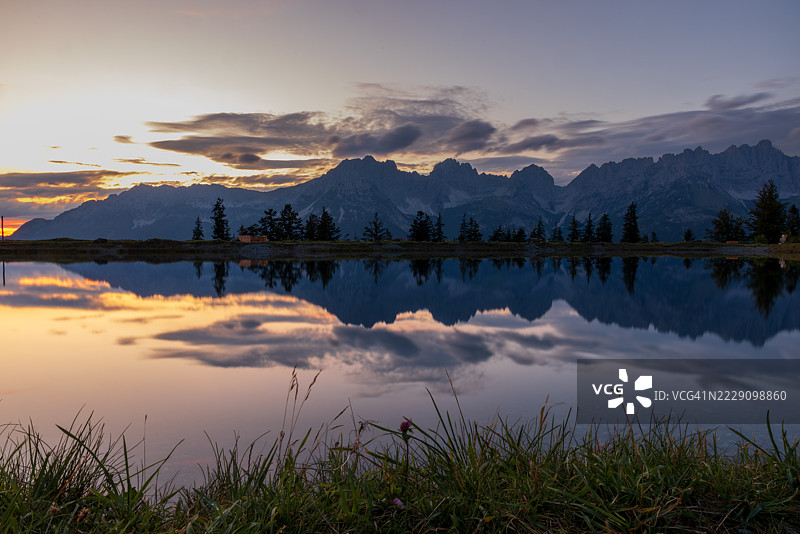 日落时分，奥地利蒂罗尔湖泊与天空的美丽景色图片素材