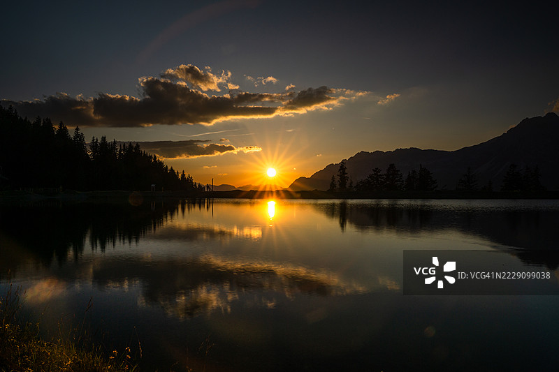 日落时分的湖泊美景，埃尔马乌，蒂罗尔，奥地利图片素材