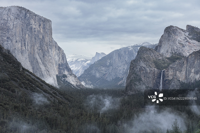 加利福尼亚州的山脉与天空的美丽景色，美国图片素材