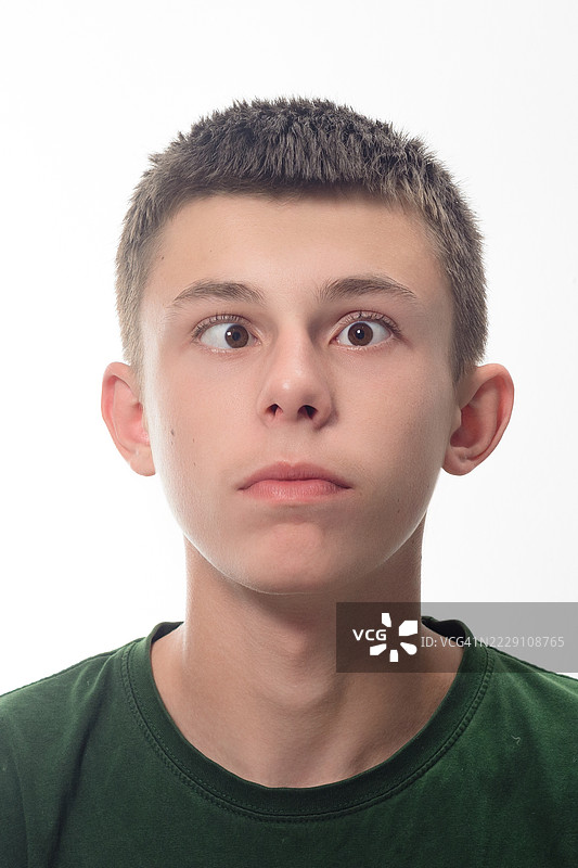 眼睛交叉的少年，仰望着，白色背景下的特写肖像图片素材