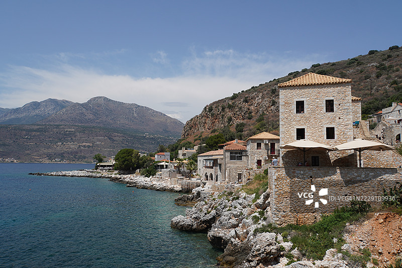 希腊伯罗奔尼撒的利梅尼村，石塔建筑与清澈的海水和蓝天相映成趣，利梅尼，伯罗奔尼撒，希腊图片素材