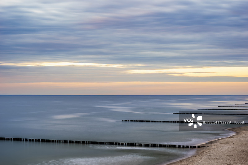 波兰日落时分海洋与天空的美丽景色图片素材