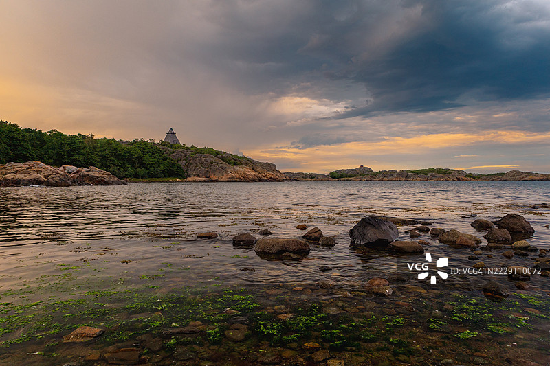 日落时分，挪威维斯特福德拉尔维克的海洋与天空的美丽景色图片素材